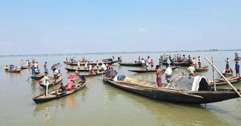 নৌকা নিয়ে জেলেদের জলমহাল উন্মুক্তকরণ